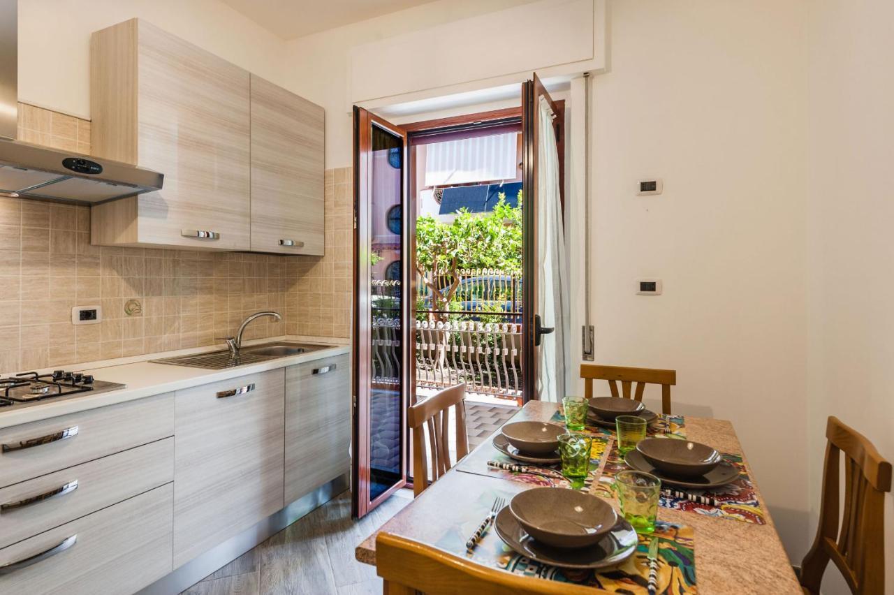 Lemon Tree Apartments By Wonderful Italy Giardini-Naxos Exterior foto